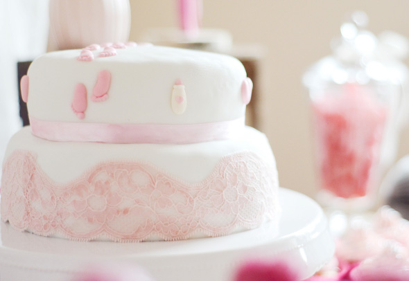 Babyparty-Fondant-Torte mit Zuckerdekoren von Baby Belly Party