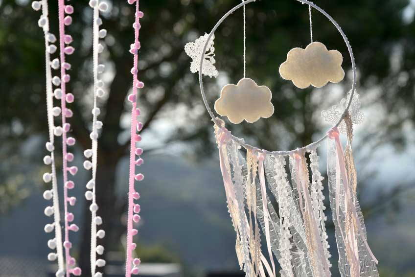 Wunderschöne Deko zur Mädchen-Babyparty oder Taufe: Traumfänger mit Wölkchen