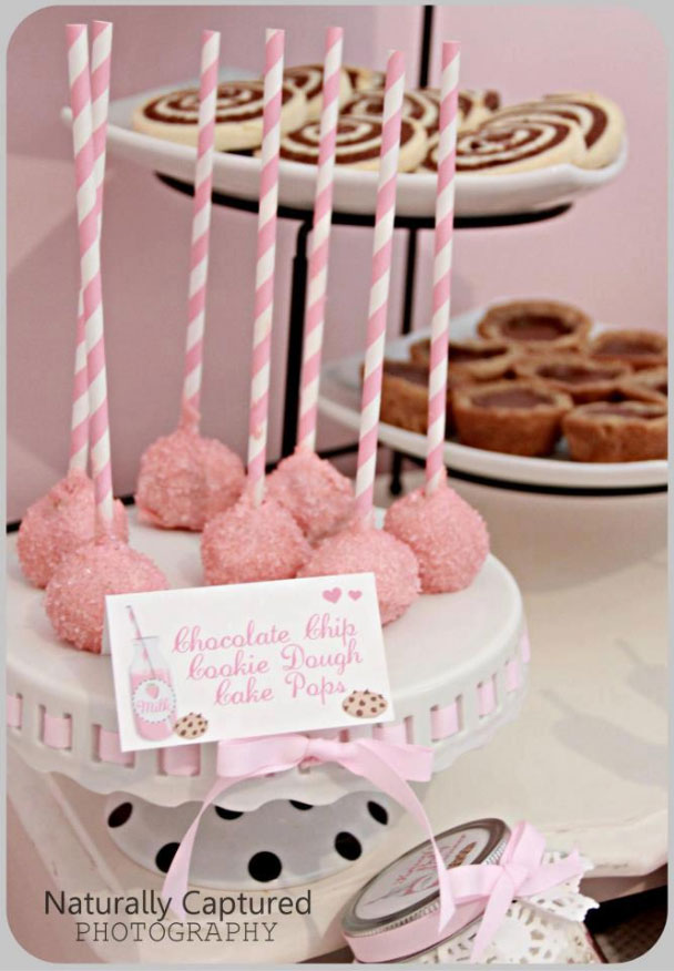 Babyparty Cake Pops mit Papierstrohhalmen von Takes the Cake Decorating