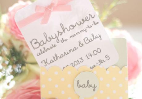 Selbstgebastelte Babyparty Einladungen mit einem kleinen Elefanten von petitehomemade