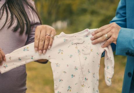 Babysachen Anschaffen und Sortieren gehört zum Nestbau (c) Gabriel Tovar