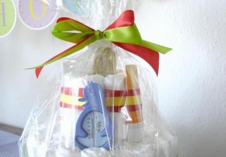 Eine schöne Windeltorte ist ein tolle Geschenk zu Babyparty und Geburt