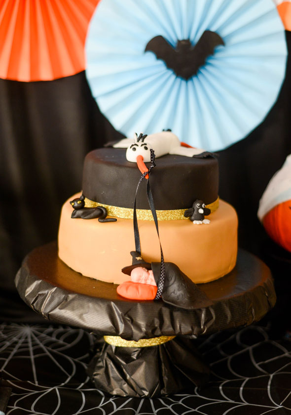 Babyshower-Torte zu Halloween mit Storch und Baby