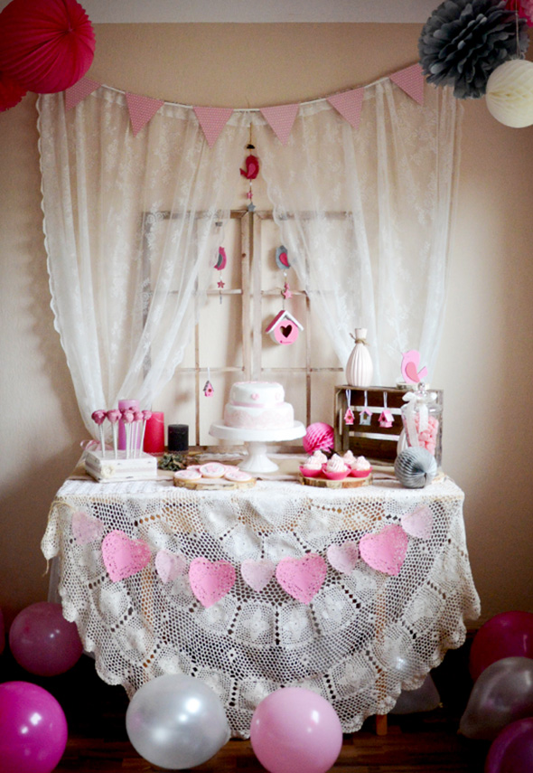 Baby Shower im Vintage-Stil mit vielen Spitzen-Elementen