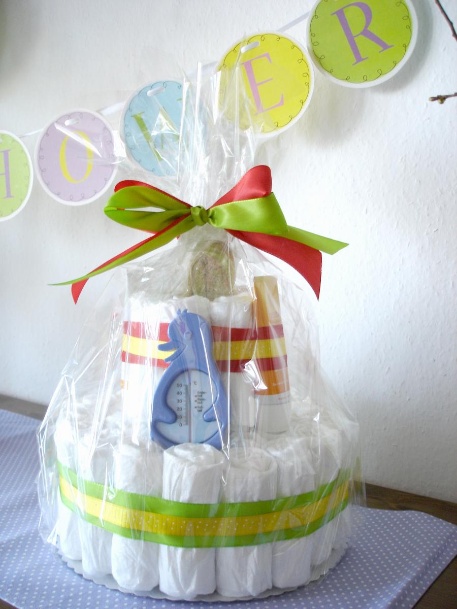 Eine schöne Windeltorte ist ein tolle Geschenk zu Babyparty und Geburt